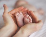 Image des mains avec des pieds de bébé
