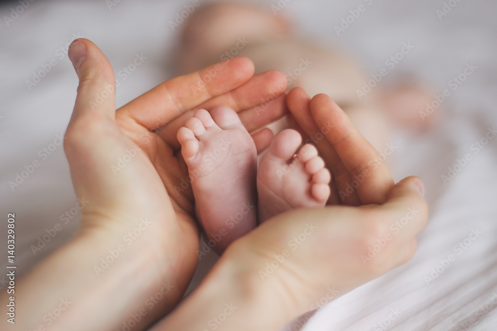 Image des mains avec des pieds de bébé